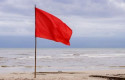 ep bandera roja en una playa
