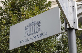 ep cartel colocado en las inmediaciones del edificio de la bolsa de madrid en madrid