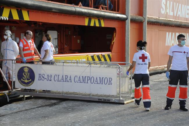 Cruz Roja atiende a inmigrantes llegados en patera | CRUZ ROJA ep cruz roja atiendeinmigrantes llegadospatera