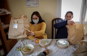 ep dos mujeres abren el menu de la ong del chef jose andres que reparte en madrid a las familias mas