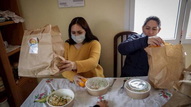 ep dos mujeres abren el menu de la ong del chef jose andres que reparte en madrid a las familias mas