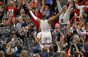 ep dwyane wade festeja con el publico tras un partido de miami heat