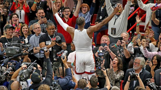 ep dwyane wade festeja con el publico tras un partido de miami heat