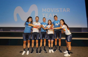 ep el ciclista alejandro valverde junto a enric mas marc soler y ciclistas del equipo femenino en la