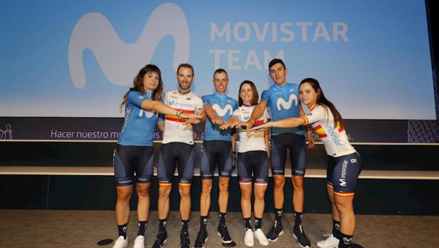 ep el ciclista alejandro valverde junto a enric mas marc soler y ciclistas del equipo femenino en la