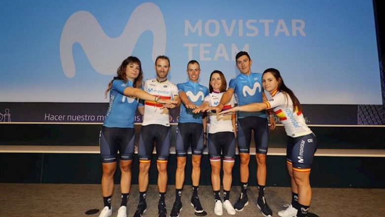 ep el ciclista alejandro valverde junto a enric mas marc soler y ciclistas del equipo femenino en la