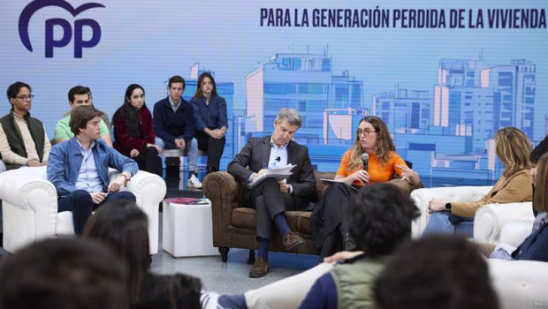 ep el presidente del partido popular alberto nunez feijoo durante una reunion con representantes de