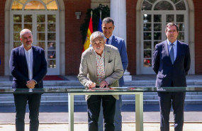 ep el secretario general de ugt pepe alvarez c firma el acuerdo del ejecutivo nacional con los