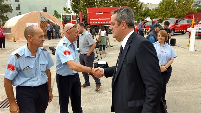 ep exconsellerinterior joaquim forn saludandolos bomberos