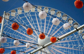 ep farolillos de la feria de abril junto a la noria