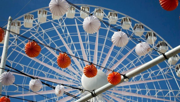 ep farolillos de la feria de abril junto a la noria