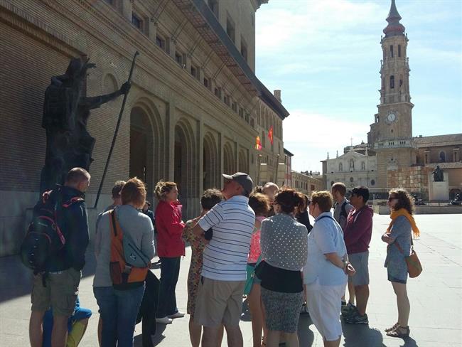 ep grupo turistas visitan plaza pilar ep grupo turistas visitan plaza pilar