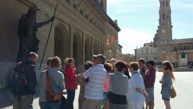 ep grupo turistas visitan plaza pilar