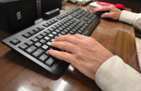 ep imagen de recurso de una persona tecleando en un teclado de ordenador