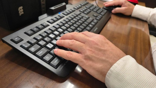 ep imagen de recurso de una persona tecleando en un teclado de ordenador