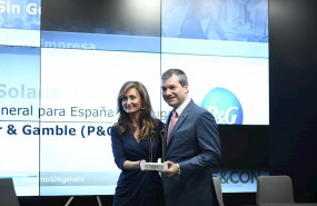 ep la presidenta de ejecon nerea torres entrega uno de los galardones en la iii edicion de los