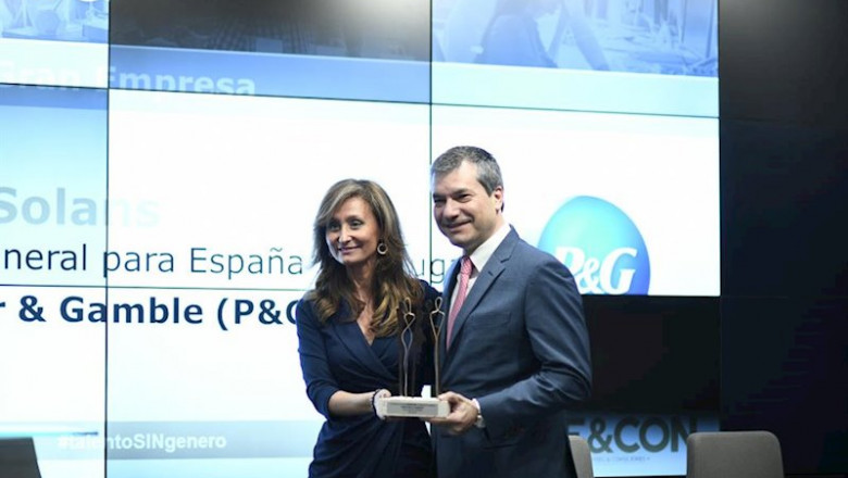 ep la presidenta de ejecon nerea torres entrega uno de los galardones en la iii edicion de los