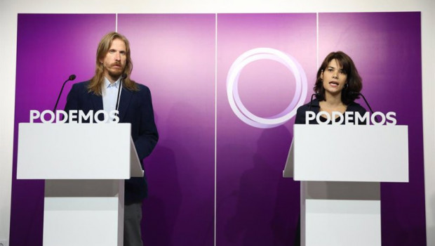 ep los portavoces de podemos isa serra y pablo fernandez intervienen en una rueda de prensa en la