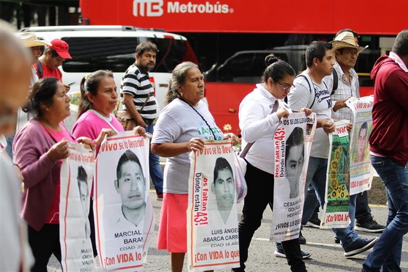 ep manifestacion en recuerdo a los 43 estudiantes normalistas de ayotzinapa desaparecidos