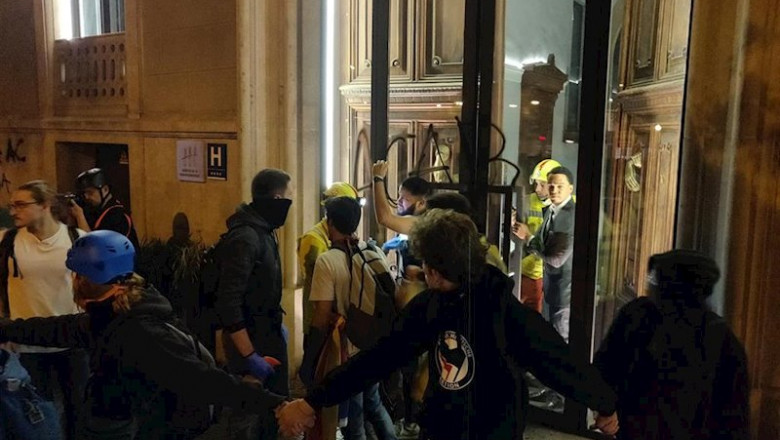 ep manifestantes en barcelona sanitarios y un hotel colaboran para atender heridos en la plaza