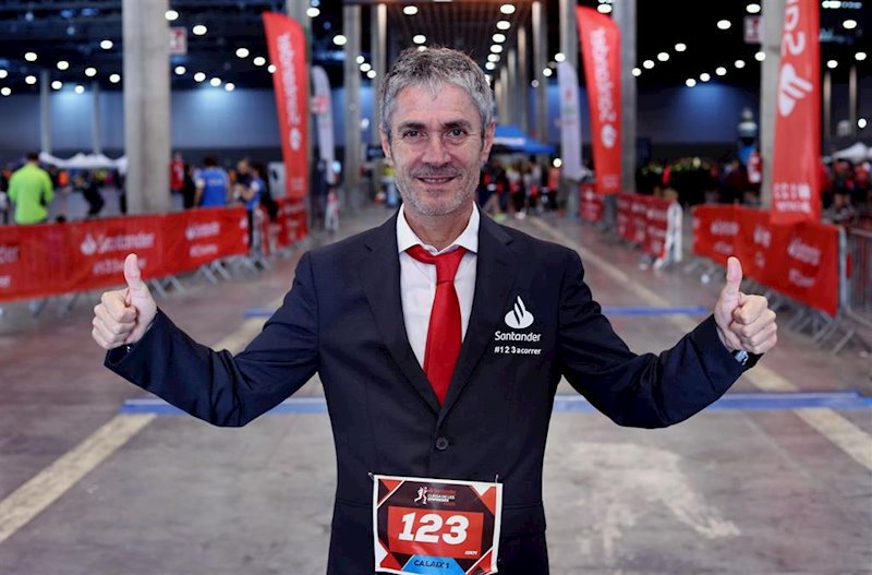 Martín Fiz culmina su reto de correr en traje la Santander ...