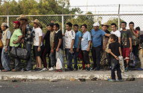 ep migrantes centroamericanos esperan para registrarse ante las autoridades de mexico en la frontera