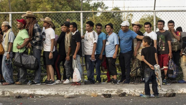 ep migrantes centroamericanos esperan para registrarse ante las autoridades de mexico en la frontera