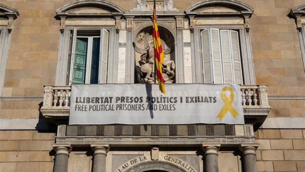 ep pancarta y lazo amarillo en la generalitat archivo