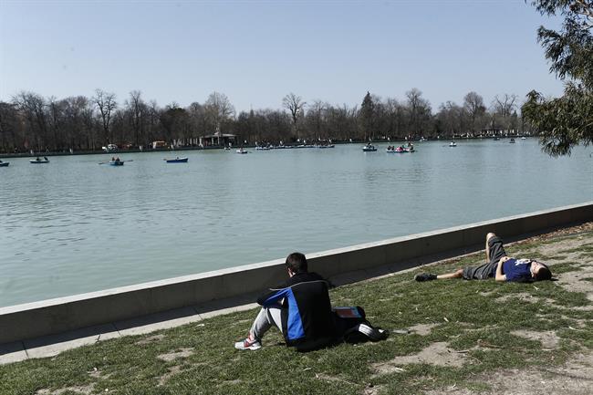 Parque de El Retiro, parejas, pareja, descansar, descansando, descanso | EUROPA PRESS ep parqueretiro parejas pareja descansar descansando descanso