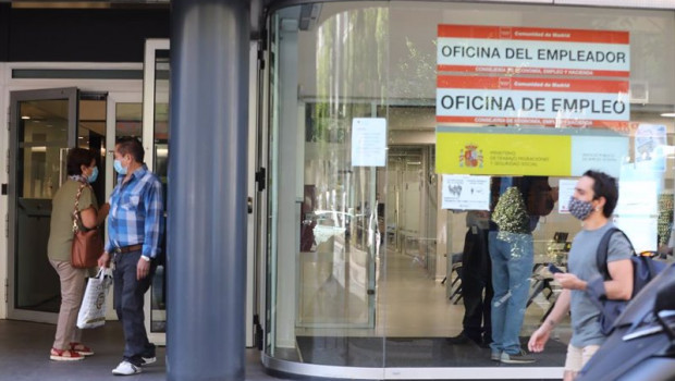 ep personas en la puerta de una oficina de empleo de madrid