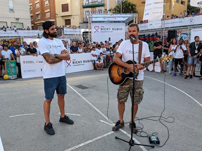 Ricky Rubio y Pau Donés en la presentación de la Fundación de Rubio | EUROPA PRESS ep ricky rubiopau donesla presentacionla fundacionrubio
