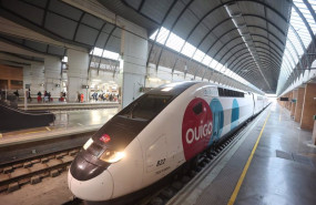 ep tren de ouigo en la estacion de santa justa