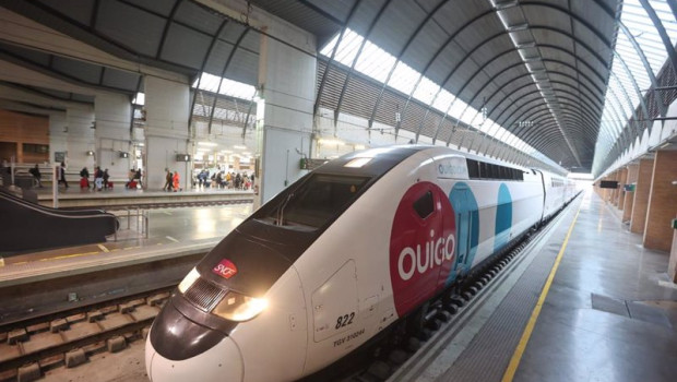 ep tren de ouigo en la estacion de santa justa