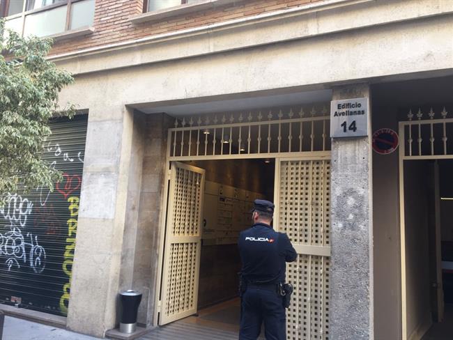 Un agenet de Policía en la sede de Divalterra | EUROPA PRESS ep un agenetpoliciala sededivalterra