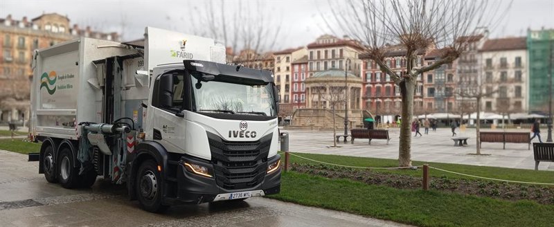 Un camión de recogida de basuras en la Plaza del Castillo de Pamplona. | FCC MEDIO AMBIENTE ep un camion de recogida de basuras en la plaza del castillo de pamplona