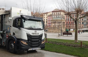 ep un camion de recogida de basuras en la plaza del castillo de pamplona