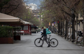 ep un trabajador de deliveroo en bicicleta en una imagen de archivo