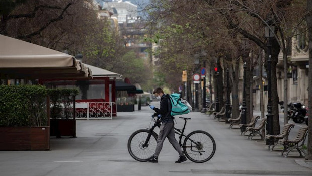 ep un trabajador de deliveroo en bicicleta en una imagen de archivo