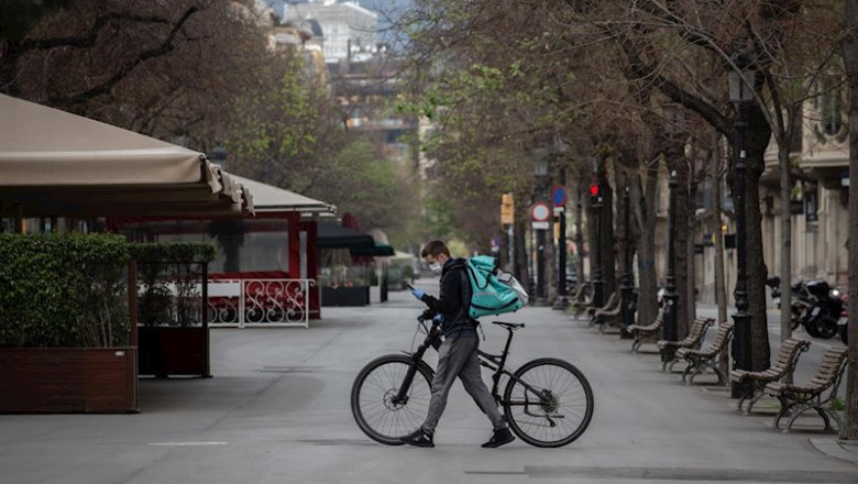 Un trabajador de Deliveroo en bicicleta en una imagen de archivo. | David Zorrakino - Europa Press ep un trabajador de deliveroo en bicicleta en una imagen de archivo