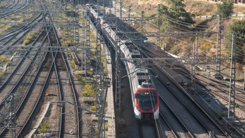 ep un tren de cercanias llega a la estacion de tren de chamartin a 21 de octubre de 2024 en madrid ep un tren de cercanias llega a la estacion de tren de chamartin a 21 de octubre de 2024 en madrid