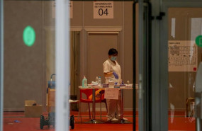 ep una sanitaria protegida con mascarilla en el interior del hospital temporal de la comunidad de