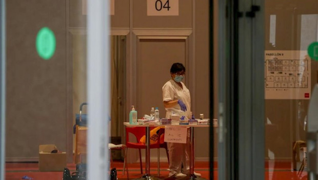 ep una sanitaria protegida con mascarilla en el interior del hospital temporal de la comunidad de