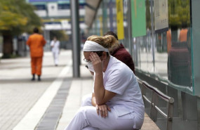 ep una trabajadora sanitaria protegida se sienta en uno de los bancos de las inmediaciones del