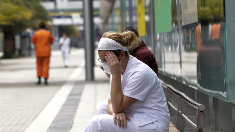 ep una trabajadora sanitaria protegida se sienta en uno de los bancos de las inmediaciones del