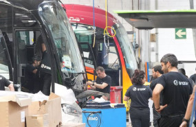 ep varias personas trabajan en un vehiculo de irizar durante la visita a las instalaciones de la