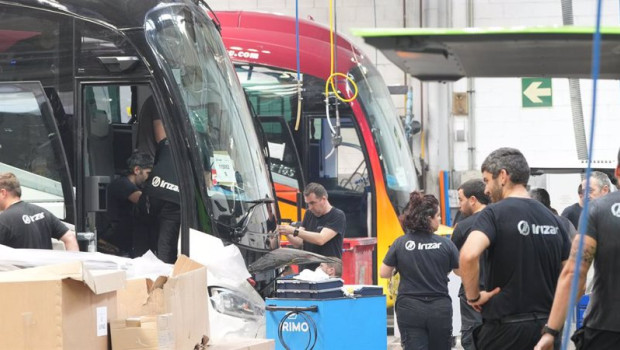 ep varias personas trabajan en un vehiculo de irizar durante la visita a las instalaciones de la