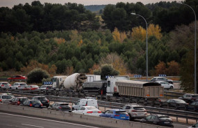 ep varios coches circulan por la autovia a3 en madrid