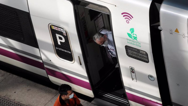 ep varios trabajadores en uno de los andenes de la estacion de tren madrid puerta de atocha