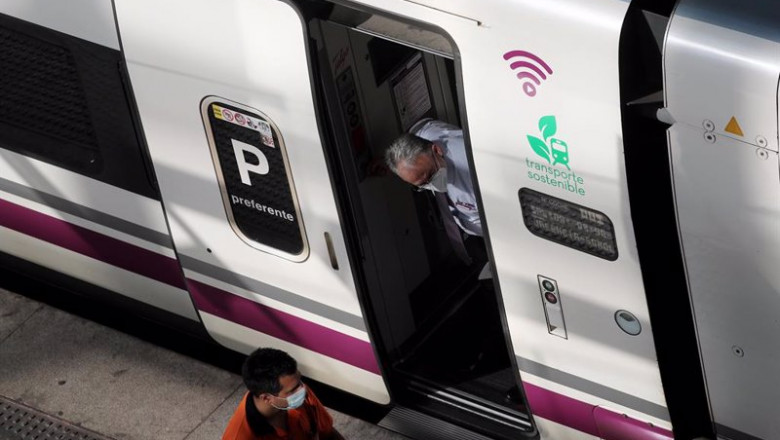 Varios trabajadores en uno de los andenes de la estación de tren Madrid Puerta de Atocha | Eduardo Parra - Europa Press - Archivo ep varios trabajadores en uno de los andenes de la estacion de tren madrid puerta de atocha