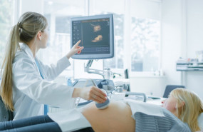 1649065796 mujer embarazada camilla 